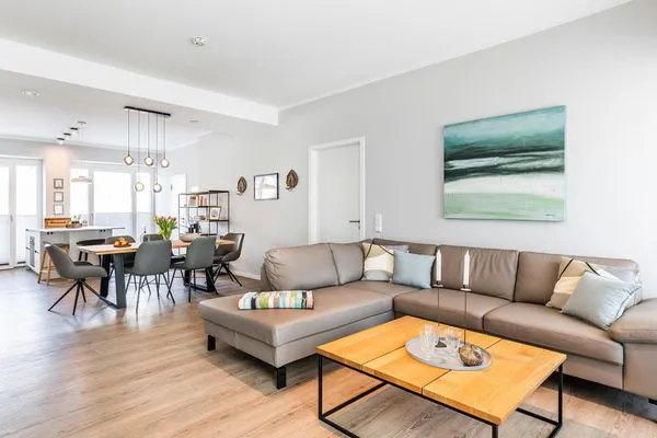 Wohnzimmer: Sofa, TV, Zugang zu den 2 Terrassen  FeWo TREIBsand in PRORA - 2.03