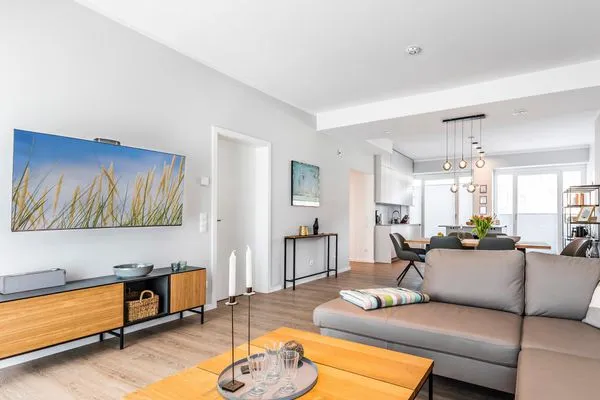 Wohnzimmer: Sofa, TV, Zugang zu den 2 Terrassen  FeWo TREIBsand in PRORA - 2.03