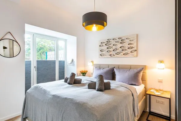 Schlafzimmer 1: Doppelbett (180x200), TV, Kleideschrank  FeWo TREIBsand in PRORA - 2.03