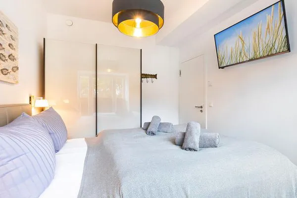 Schlafzimmer 1: Doppelbett (180x200), TV, Kleideschrank  FeWo TREIBsand in PRORA - 2.03