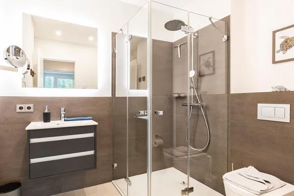 Badezimmer 1: Regendusche, WC, Haartrockner  FeWo TREIBsand in PRORA - 2.03