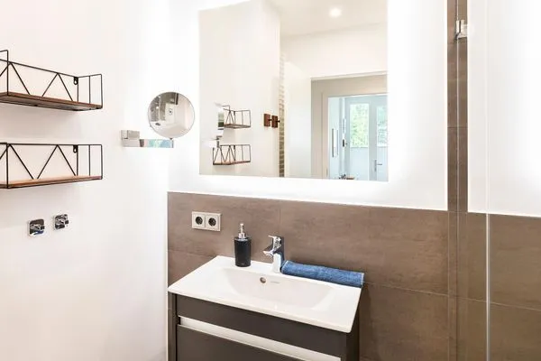 Badezimmer 1: Regendusche, WC, Haartrockner  FeWo TREIBsand in PRORA - 2.03