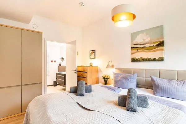 Schlafzimmer 2: Doppelbett (160x200), TV, Kleideschrank  FeWo TREIBsand in PRORA - 2.03