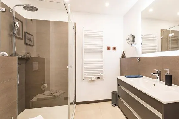 Badezimmer 2: Regendusche, WC, Haartrockner  FeWo TREIBsand in PRORA - 2.03