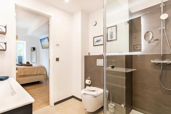 Badezimmer 2: Regendusche, WC, Haartrockner  FeWo TREIBsand in PRORA - 2.03