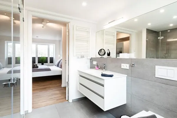 Masterbad mit Dusche, Haartrockner  FeWo Dünenheide 2.2 in PRORA - 7.22