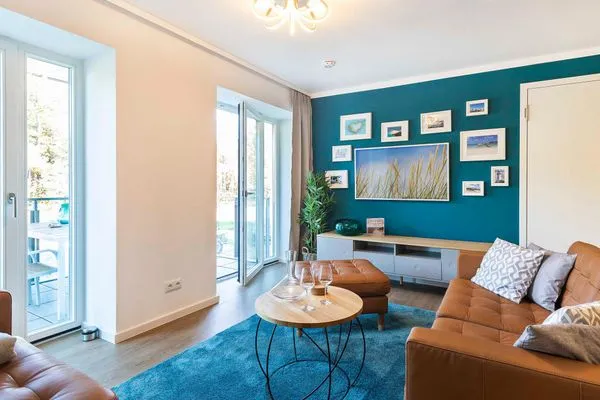 Wohnzimmer: Couch, LED-Flachbildfernseher, Essbereich, WLAN, Kabel, Playstation (4. Generation) und Blu-ray-Player  FeWo Sunshine Coast in PRORA - 4.11