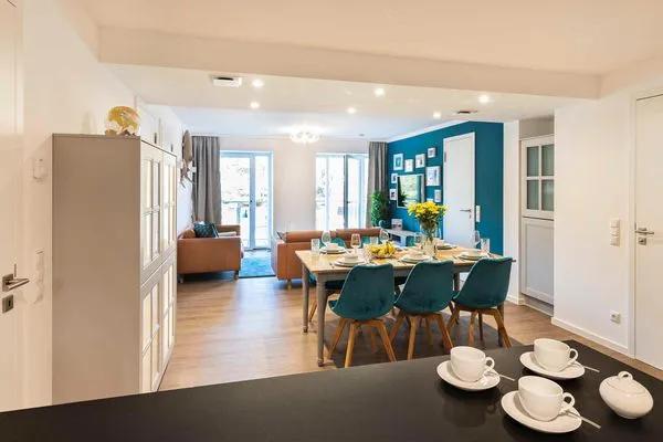 Wohnzimmer: Couch, LED-Flachbildfernseher, Essbereich, WLAN, Kabel, Playstation (4. Generation) und Blu-ray-Player  FeWo Sunshine Coast in PRORA - 4.11