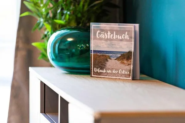 Wohnzimmer: Couch, LED-Flachbildfernseher, Essbereich, WLAN, Kabel, Playstation (4. Generation) und Blu-ray-Player  FeWo Sunshine Coast in PRORA - 4.11