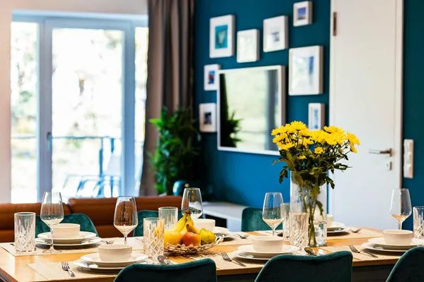 Wohnzimmer: Couch, LED-Flachbildfernseher, Essbereich, WLAN, Kabel, Playstation (4. Generation) und Blu-ray-Player  FeWo Sunshine Coast in PRORA - 4.11