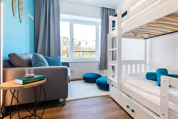 Schlafzimmer 3: 1 Etagenbett (3 x 90x200), LED- Flachbildfernseher, Gardinen, Insektenschutz  FeWo Sunshine Coast in PRORA - 4.11