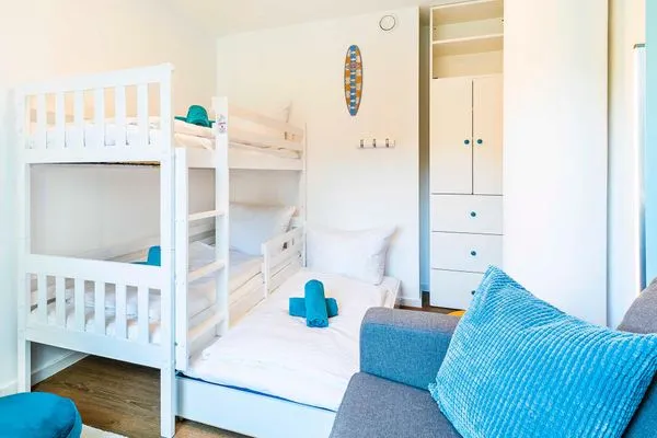 Schlafzimmer 3: 1 Etagenbett (3 x 90x200), LED- Flachbildfernseher, Gardinen, Insektenschutz  FeWo Sunshine Coast in PRORA - 4.11