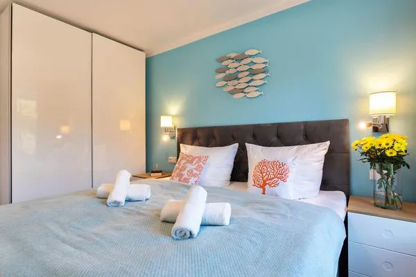 Schlafzimmer 2: 1 Doppelbett (180x200), LED-Flachbildfernseher, Gardinen, Insektenschutz  FeWo Sunshine Coast in PRORA - 4.11