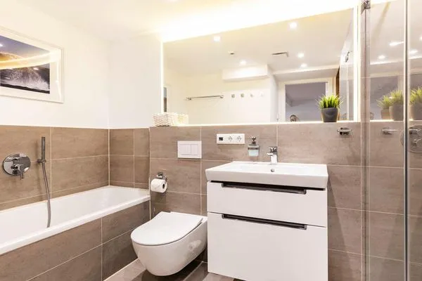 Badezimmer 2: Bad mit Rainshower-Dusche und Badewanne, Haartrockner, WC, Handtuchheizkörper  FeWo Sunshine Coast in PRORA - 4.11