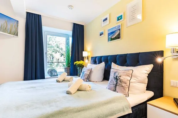 Schlafzimmer 1: 1 Doppelbett (180x200), LED-Flachbildfernseher, Gardinen, Insektenschutz  FeWo Sunshine Coast in PRORA - 4.11