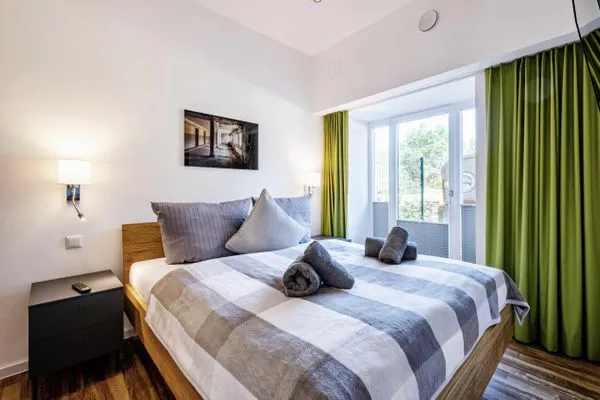 Schlafzimmer 1: Doppelbett (160x200), Kleiderschrank, Smart-TV  FeWo Dünenterrasse in PRORA - 9.04