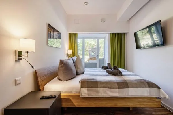 Schlafzimmer 1: Doppelbett (160x200), Kleiderschrank, Smart-TV  FeWo Dünenterrasse in PRORA - 9.04