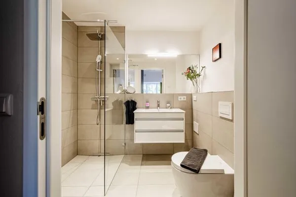 Badezimmer 1 und Badezimmer 2: begehbare Duschen, Regenduschen, WC, Haartrockner  FeWo Dünenterrasse in PRORA - 9.04