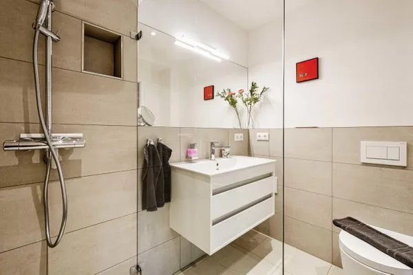 Badezimmer 1 und Badezimmer 2: begehbare Duschen, Regenduschen, WC, Haartrockner  FeWo Dünenterrasse in PRORA - 9.04