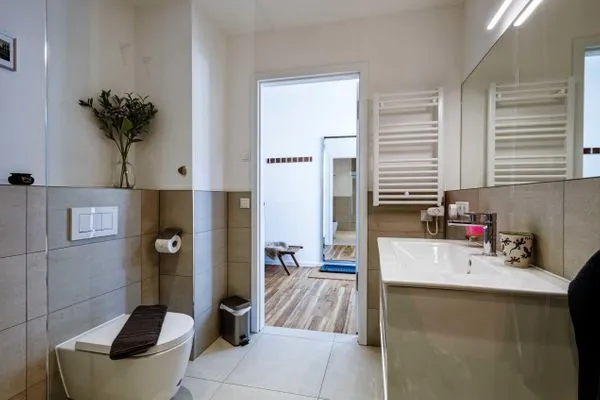 Badezimmer 1 und Badezimmer 2: begehbare Duschen, Regenduschen, WC, Haartrockner  FeWo Dünenterrasse in PRORA - 9.04