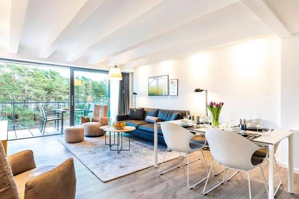 Wohnbereich/Essbereich: Ledercouch mit Tisch, 2 Lederschaukelsessel, Esstisch mit 4 Stühlen, Panoramafenster, Smart-TV,  FeWo Sunrise in PRORA - 4.34