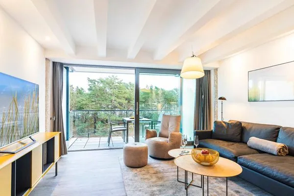 Wohnbereich/Essbereich: Ledercouch mit Tisch, 2 Lederschaukelsessel, Esstisch mit 4 Stühlen, Panoramafenster, Smart-TV,  FeWo Sunrise in PRORA - 4.34