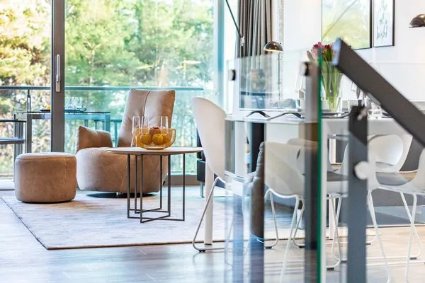 Wohnbereich/Essbereich: Ledercouch mit Tisch, 2 Lederschaukelsessel, Esstisch mit 4 Stühlen, Panoramafenster, Smart-TV,  FeWo Sunrise in PRORA - 4.34