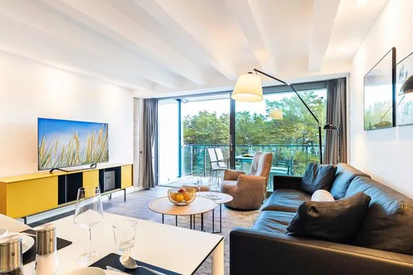 Wohnbereich/Essbereich: Ledercouch mit Tisch, 2 Lederschaukelsessel, Esstisch mit 4 Stühlen, Panoramafenster, Smart-TV,  FeWo Sunrise in PRORA - 4.34