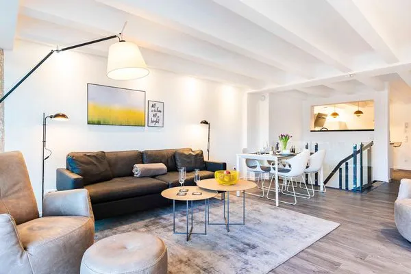 Wohnbereich/Essbereich: Ledercouch mit Tisch, 2 Lederschaukelsessel, Esstisch mit 4 Stühlen, Panoramafenster, Smart-TV,  FeWo Sunrise in PRORA - 4.34