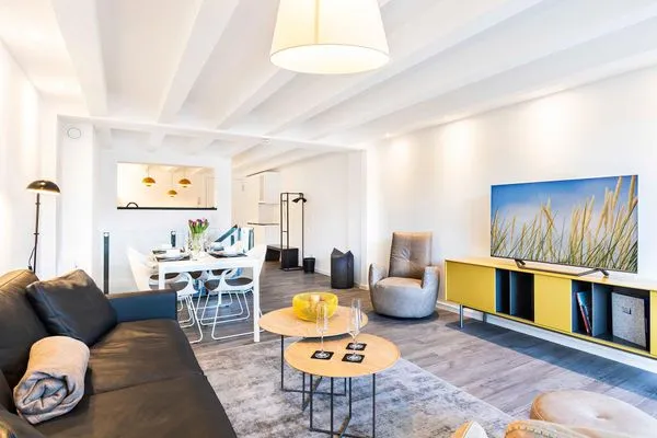 Wohnbereich/Essbereich: Ledercouch mit Tisch, 2 Lederschaukelsessel, Esstisch mit 4 Stühlen, Panoramafenster, Smart-TV,  FeWo Sunrise in PRORA - 4.34