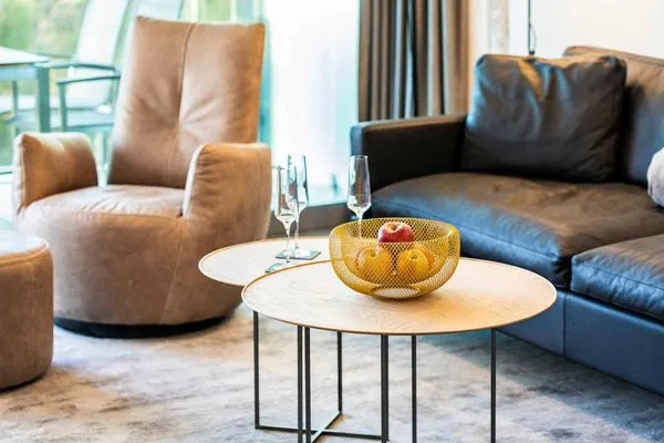 Wohnbereich/Essbereich: Ledercouch mit Tisch, 2 Lederschaukelsessel, Esstisch mit 4 Stühlen, Panoramafenster, Smart-TV,  FeWo Sunrise in PRORA - 4.34