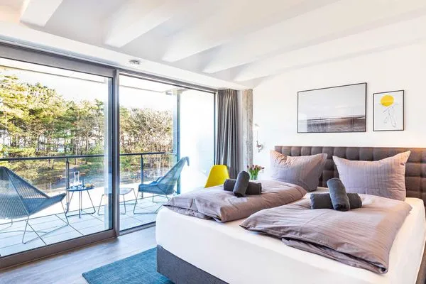 Schlafzimmer 1: Doppelbett (180 x 200), Kleiderschrank, Kommode, Smart-TV, Blick Binnenseite, Plissees  FeWo Sunrise in PRORA - 4.34