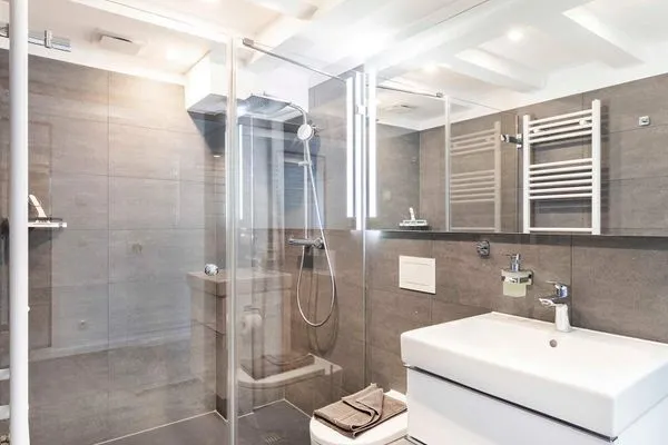 Badezimmer 1: Regendusche, WC, Handtuchhalter, Haartrockner  FeWo Sunrise in PRORA - 4.34