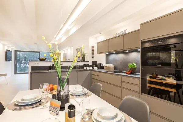 Wohn-/Essbereich: Schlafcouch (90 x 180), Sitzbereich, Essbereich, Smart-TV, mobiles Soundsystem (via Bluetooth), Zugang  FeWo Frühlicht in PRORA - 4.36