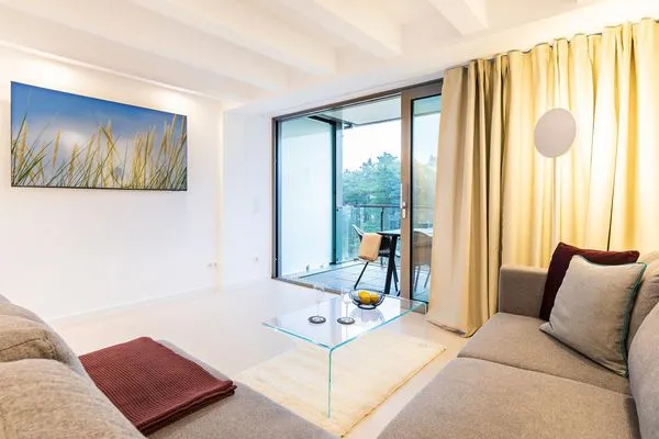 Wohn-/Essbereich: Schlafcouch (90 x 180), Sitzbereich, Essbereich, Smart-TV, mobiles Soundsystem (via Bluetooth), Zugang  FeWo Frühlicht in PRORA - 4.36