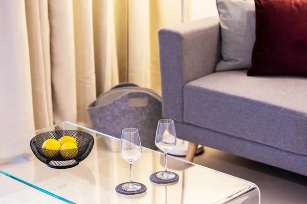 Wohn-/Essbereich: Schlafcouch (90 x 180), Sitzbereich, Essbereich, Smart-TV, mobiles Soundsystem (via Bluetooth), Zugang  FeWo Frühlicht in PRORA - 4.36