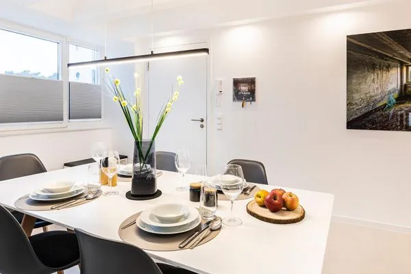 Wohn-/Essbereich: Schlafcouch (90 x 180), Sitzbereich, Essbereich, Smart-TV, mobiles Soundsystem (via Bluetooth), Zugang  FeWo Frühlicht in PRORA - 4.36