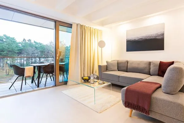 Wohn-/Essbereich: Schlafcouch (90 x 180), Sitzbereich, Essbereich, Smart-TV, mobiles Soundsystem (via Bluetooth), Zugang  FeWo Frühlicht in PRORA - 4.36