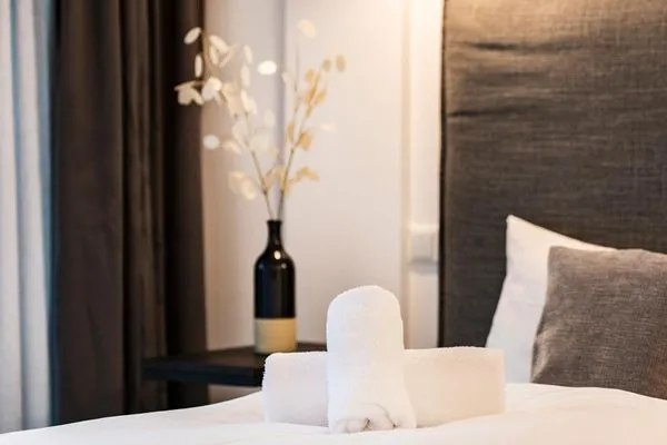 Schlafzimmer 1: Doppelbett (180x200), Schrank, Smart-TV, Verdunkelungsmöglichkeiten, Zugang zum Balkon (Seeseite)  FeWo Frühlicht in PRORA - 4.36