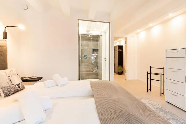 Schlafzimmer 1: Doppelbett (180x200), Schrank, Smart-TV, Verdunkelungsmöglichkeiten, Zugang zum Balkon (Seeseite)  FeWo Frühlicht in PRORA - 4.36