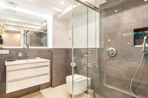 Badezimmer 1 und 2: Regendusche, WC, Haartrockner  FeWo Frühlicht in PRORA - 4.36