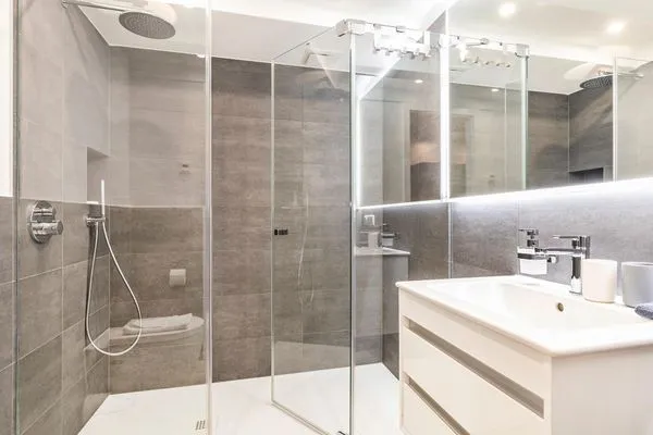 Badezimmer 1 und 2: Regendusche, WC, Haartrockner  FeWo Frühlicht in PRORA - 4.36