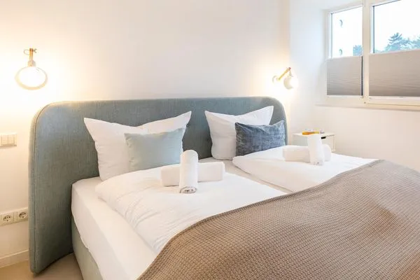 Schlafzimmer 2: Doppelbett (160x200), Schrank, Smart-TV, Verdunklungsmöglichkeiten  FeWo Frühlicht in PRORA - 4.36