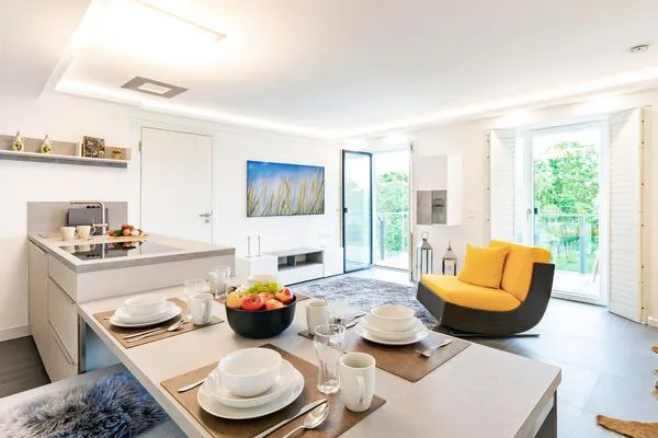 Wohn/Essbereich: TV, Zugang zum Balkon  FeWo GiGi in PRORA mit Meerblick | Balkon - 8.42