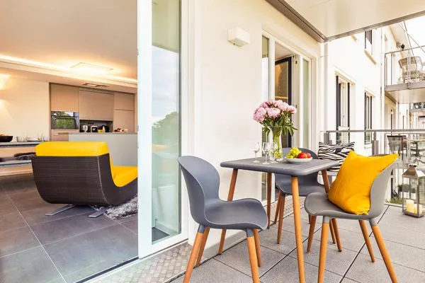 Wohn/Essbereich: TV, Zugang zum Balkon  FeWo GiGi in PRORA mit Meerblick | Balkon - 8.42