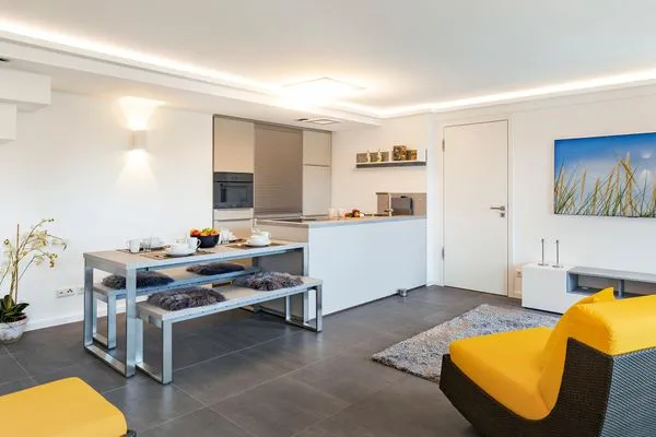 Wohn/Essbereich: TV, Zugang zum Balkon  FeWo GiGi in PRORA mit Meerblick | Balkon - 8.42