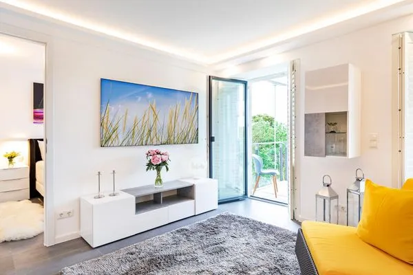 Wohn/Essbereich: TV, Zugang zum Balkon  FeWo GiGi in PRORA mit Meerblick | Balkon - 8.42