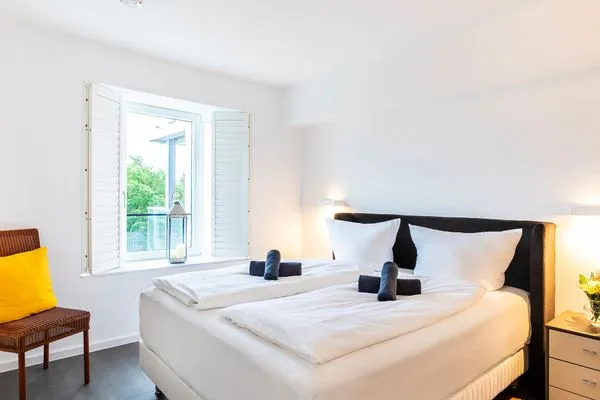 Schlafzimmer 1: Doppelbett (160x200), TV  FeWo GiGi in PRORA mit Meerblick | Balkon - 8.42