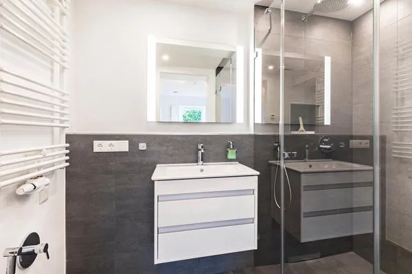 Badezimmer 1: Regendusche, WC, Badewanne und Föhn  FeWo GiGi in PRORA mit Meerblick | Balkon - 8.42