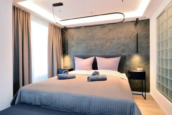 Schlafzimmer 1: Doppelbett (180x200), TV, Zugang zum Balkon  FeWo Gooddays in PRORA Familien-Maisonette mit Terrasse & Balkon - 8.02